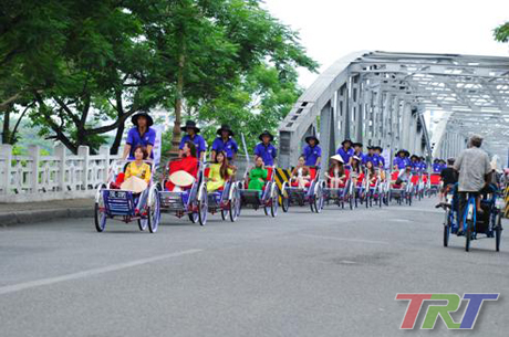 Xích lô Huế góp phần xây dựng hình ảnh đẹp cho Festival Huế 2016.